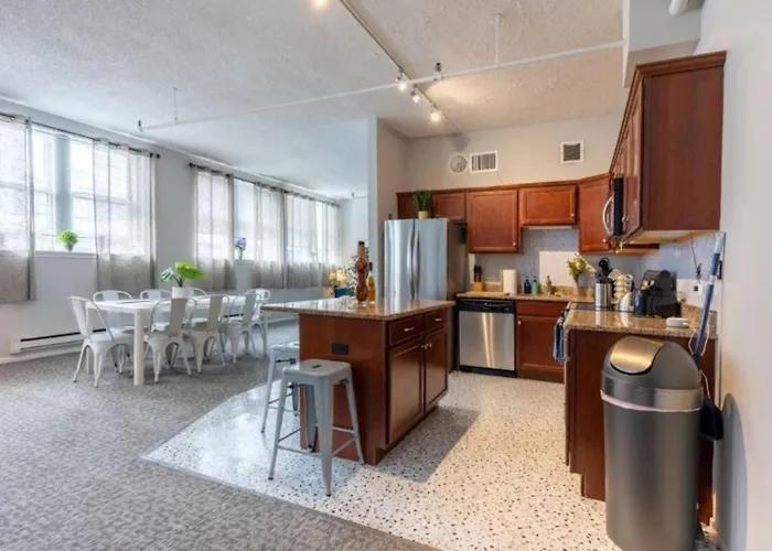 Sleep 14 Downtown, Vintage 5bd-2ba Gym & Patio *