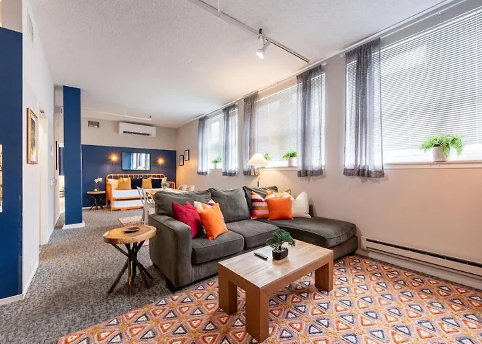 Sleep 14 Downtown, Vintage 5bd-2ba Gym & Patio *