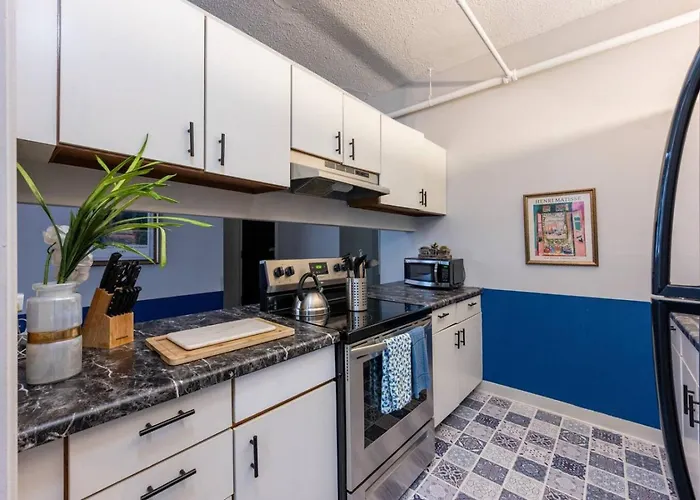 Sleep 14 Downtown, Vintage 5bd-2ba Gym & Patio *