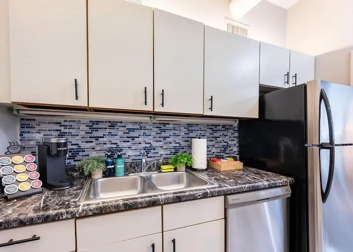 Sleep 14 Downtown, Vintage 5bd-2ba Gym & Patio * Chicago