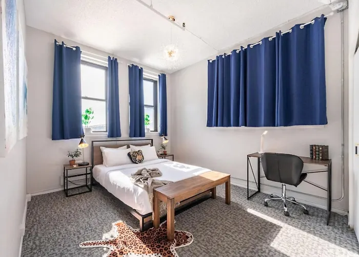 Sleep 14 Downtown, Vintage 5bd-2ba Gym & Patio Apartamento