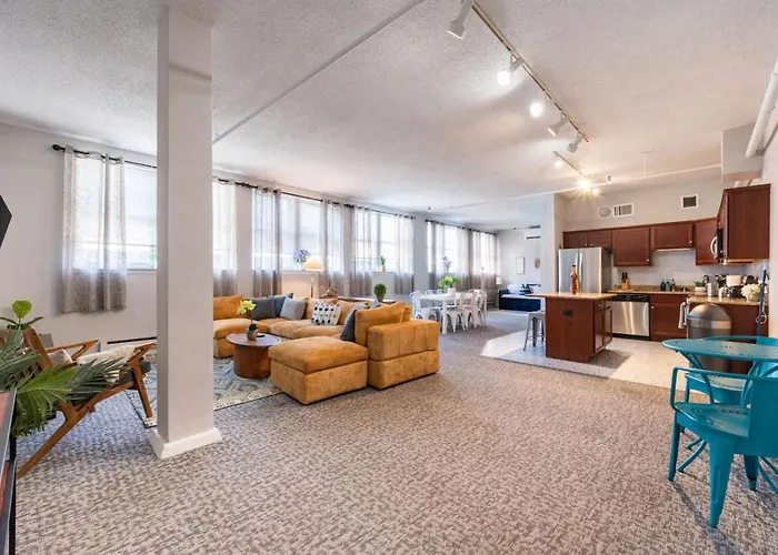 Sleep 14 Downtown, Vintage 5bd-2ba Gym & Patio * Chicago
