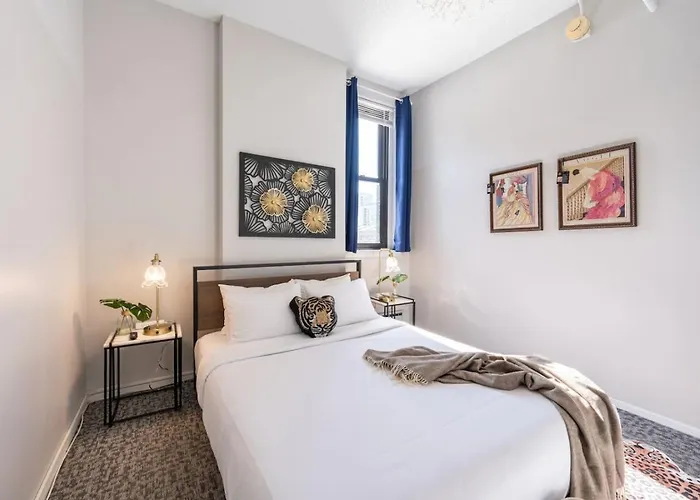 Sleep 14 Downtown, Vintage 5bd-2ba Gym & Patio Chicago