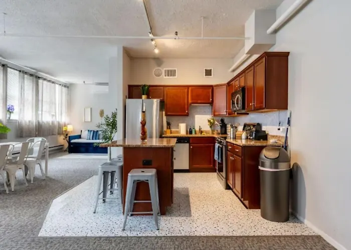 Sleep 14 Downtown, Vintage 5bd-2ba Gym & Patio *