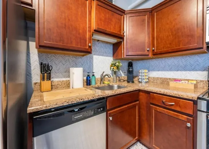 Sleep 14 Downtown, Vintage 5bd-2ba Gym & Patio * Chicago