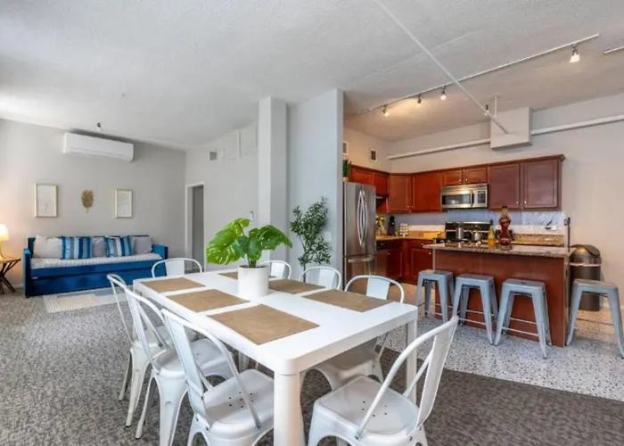 Sleep 14 Downtown, Vintage 5bd-2ba Gym & Patio Apartamento
