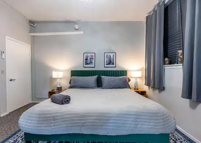 Sleep 14 Downtown, Vintage 5bd-2ba Gym & Patio