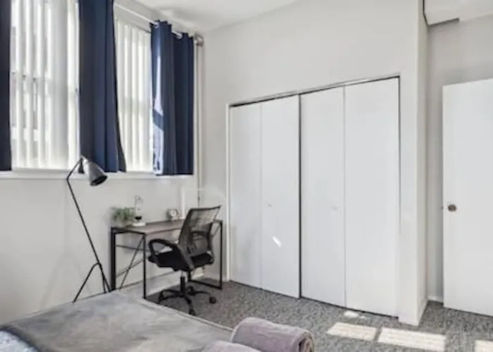 Sleep 14 Downtown, Vintage 5bd-2ba Gym & Patio Chicago